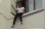女孩在起哄聲中跳樓