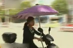 電動車"打傘"涼快卻危險