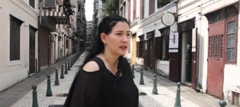 　　400多年前，葡裔人士移居澳門并開始繁衍，在為這座城市帶來獨特風貌的同時，也逐漸形成澳門居民新的組成部分——土生葡人。其實，土生葡人不單單只是中葡混血兒，由于歷史的原因，他們很多是葡裔與亞洲族裔通婚后在澳門所生的混血后代。