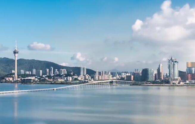 東西薈萃的社會文化，獨具魅力的旅游景點，享譽國際的全球美食……此外，澳門還是一個出色的世界旅游教育及培訓中心，憑借著先進的國際旅游培訓課程、經(jīng)驗豐富的旅游管理人才、世界罕有的旅游休閑培訓環(huán)境，吸引著全球的旅游業(yè)界人士前來學習取經(jīng)。