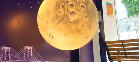 澳門的城市味道常掩于市井之間，而屬于它的創(chuàng)意之源也在這座城市的老街古巷中生根發(fā)芽。富有特色的手繪地圖，新舊交融的創(chuàng)意手信，澳門的創(chuàng)業(yè)者們正在用他們的巧思和創(chuàng)造力，為澳門的文化產(chǎn)業(yè)注入新鮮活力，也為這座充滿故事的創(chuàng)意之城增添了生命力。