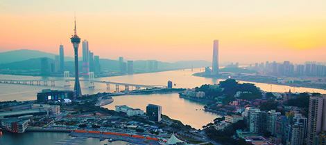 “澳門的海對面，海對面是橫琴；橫琴的海對面，海對面是澳門；澳門相望，相望橫琴，一衣帶水毗鄰?！闭驹谛缕瘘c上，橫琴粵澳深度合作區(qū)從起筆著墨到逐浪潮頭，正推動珠澳合作朝著更高層次、更多領域、更高水平邁進，為澳門長遠發(fā)展開辟新空間、注入新動能。