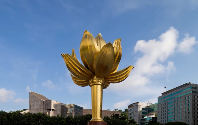 根深葉茂，本固枝榮。三十年來，澳門基本法為澳門實現(xiàn)平穩(wěn)過渡、順利回歸及至長期繁榮穩(wěn)定提供了堅實的法治保障。今日之澳門民生福祉不斷提升，經(jīng)濟適度多元發(fā)展，“愛國愛澳”核心價值薪火相傳，充分彰顯“一國兩制”的強大生命力。