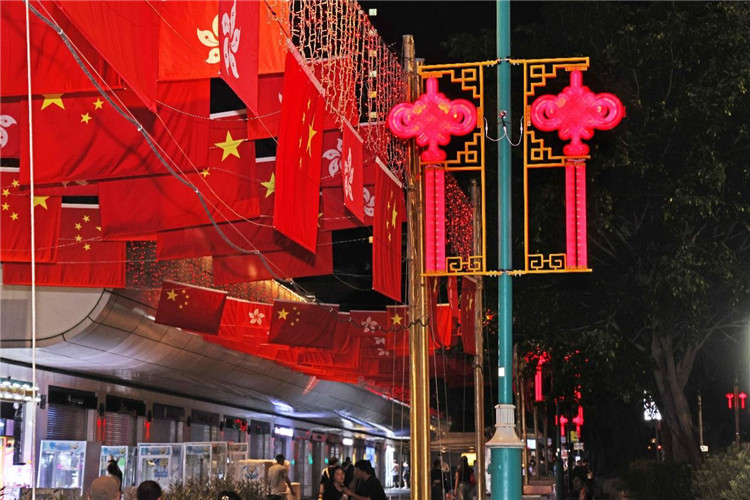 尖沙咀中國結(jié)燈飾與國旗區(qū)旗營造出喜慶的節(jié)日氛圍。紫荊文化集團供圖