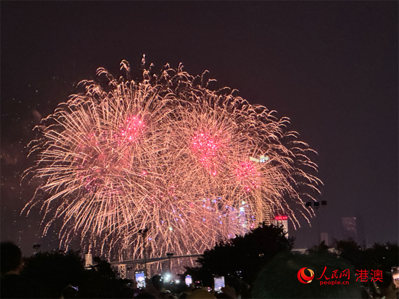 十月一日晚中國(guó)內(nèi)地?zé)熁ü镜谋硌?。人民網(wǎng)記者 富子梅攝