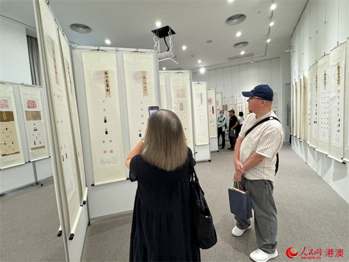 蘇港澳篆刻聯(lián)展現(xiàn)場(chǎng)。人民網(wǎng)記者 富子梅攝