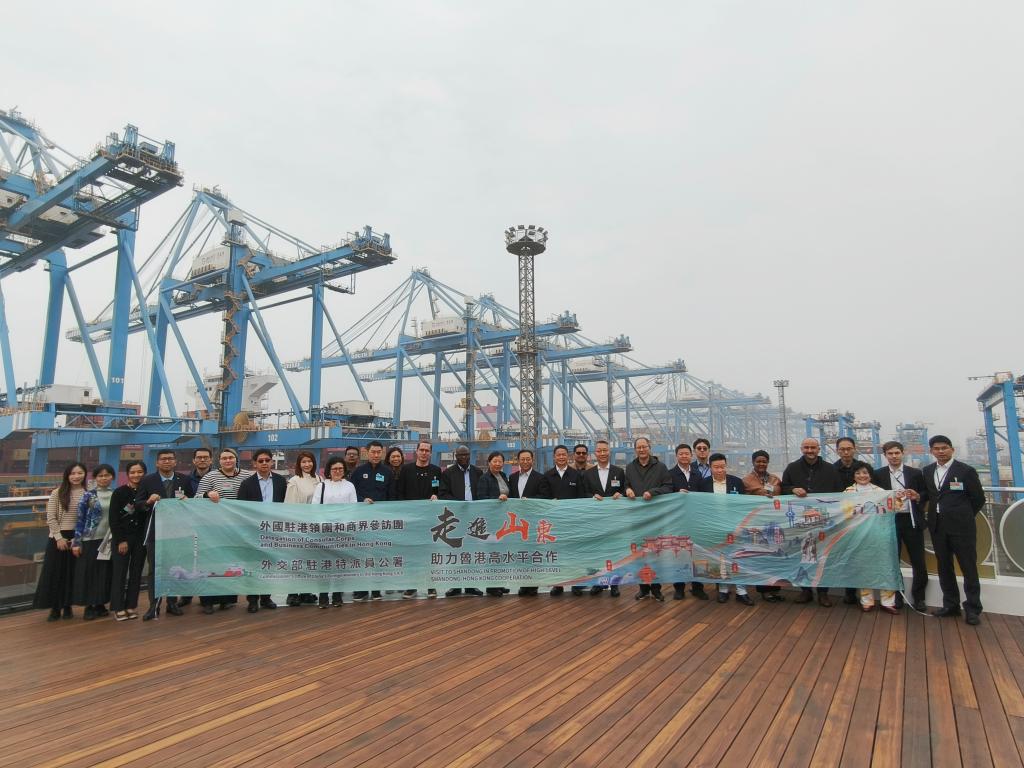 10月27日，外國駐港領團和商界參訪團在青島港合影。新華社記者 陸蕓 攝