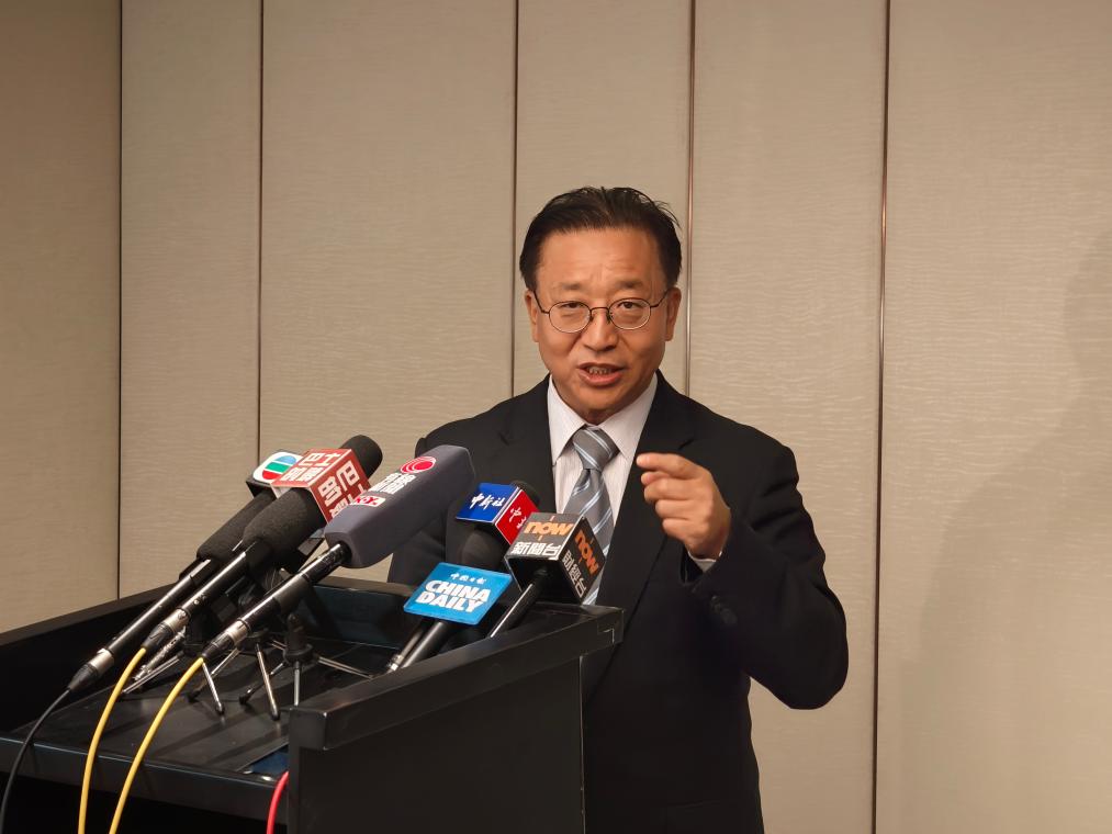 10月27日，外交部駐港公署特派員崔建春在青島市接受媒體采訪。新華社記者 陸蕓 攝