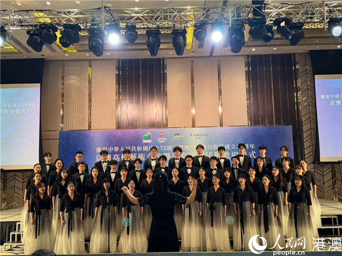 圖為中央音樂(lè)學(xué)院合唱團(tuán)演唱《七子之歌》。人民網(wǎng)記者 富子梅攝