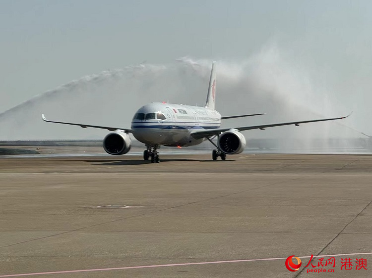 C919大型客機(jī)首次到訪澳門，緩緩滑行通過(guò)象征民航界最高禮遇的“水門”。人民網(wǎng)記者 富子梅攝
