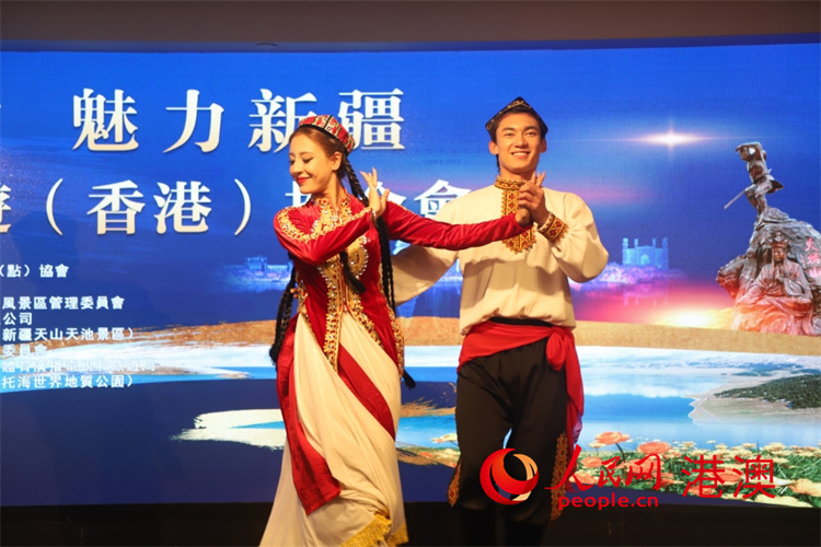 圖5.“葡萄熟了”“麥西來甫”等新疆舞蹈上演，生動展現(xiàn)新疆魅力。人民網(wǎng) 陳曉琳 攝