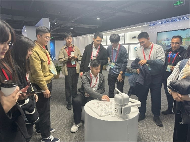 圖為交流團(tuán)與AI機(jī)器人比拼象棋。（澳門(mén)特區(qū)教育及青年發(fā)展局供圖）
