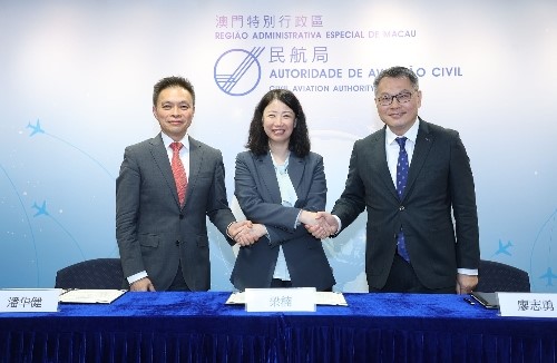 圖為梁楠、潘華健、廖志勇簽署文本。澳門特區(qū)民航局供圖