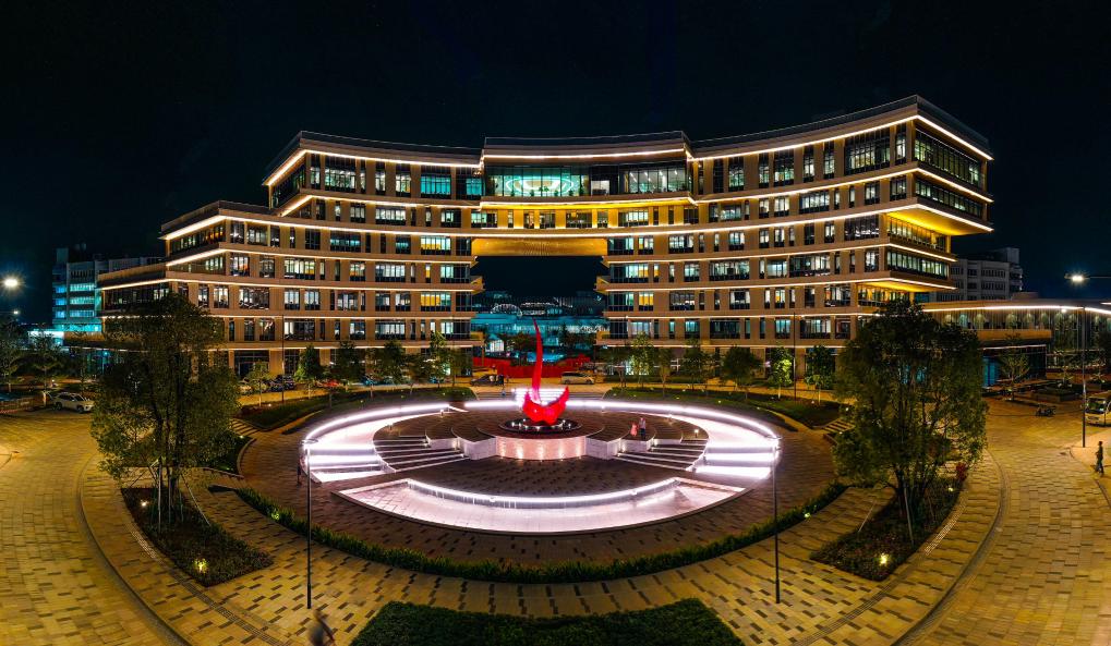 香港科技大學（廣州）校園行政樓前廣場上的“紅鳥日晷”雕塑（8月15日攝，無人機照片）。 新華社記者 劉大偉 攝