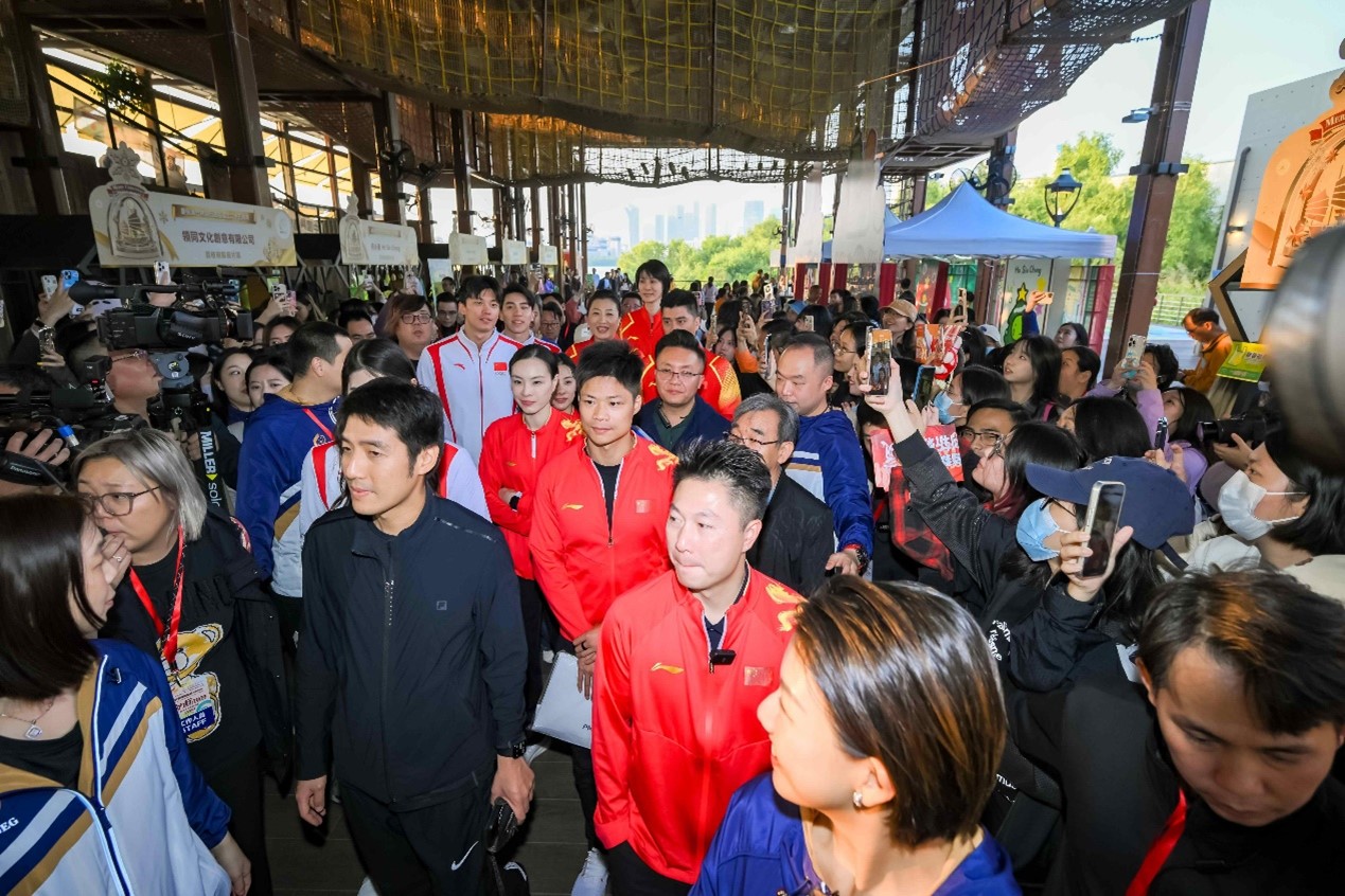 圖為運(yùn)動(dòng)員們受邀到訪荔枝碗船廠片區(qū)。主辦方供圖