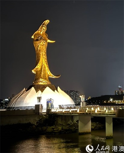 圖為李潔蓮設(shè)計(jì)的觀音蓮花苑城市雕塑。人民網(wǎng)記者 富子梅攝