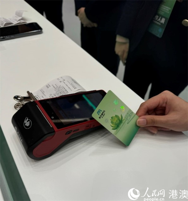 圖為現(xiàn)場(chǎng)演示數(shù)字澳門元支付即到賬的便捷性。人民網(wǎng)記者 富子梅攝