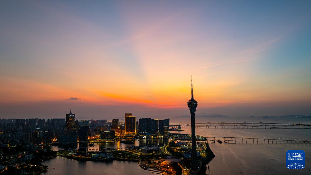 8月8日，澳門半島的晨曦（無(wú)人機(jī)照片）。