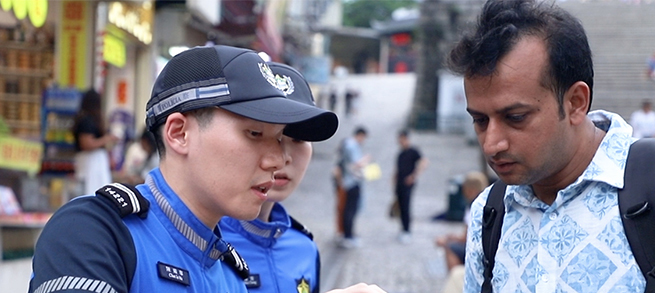 回歸祖國以來，澳門社會治安穩(wěn)定良好，居民生活水平顯著提升，各行各業(yè)欣欣向榮。美好家園的背后，澳門警察肩負起維護城市安全與秩序的使命。