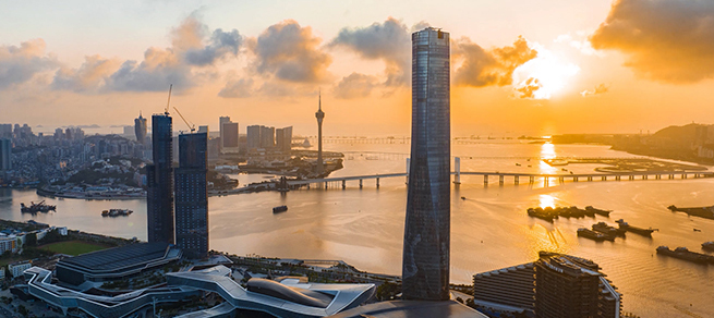 橫琴粵澳深度合作區(qū)掛牌三年來，粵澳共商共建共管共享體制機制運作順暢，“四新”產(chǎn)業(yè)釋放強勁發(fā)展動能，一座充滿活力的現(xiàn)代新城正加速崛起。