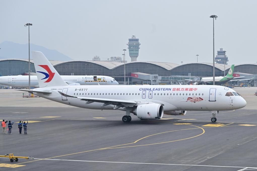 2025年1月1日，東航C919客機準備從香港國際機場起飛。新華社記者 朱煒 攝