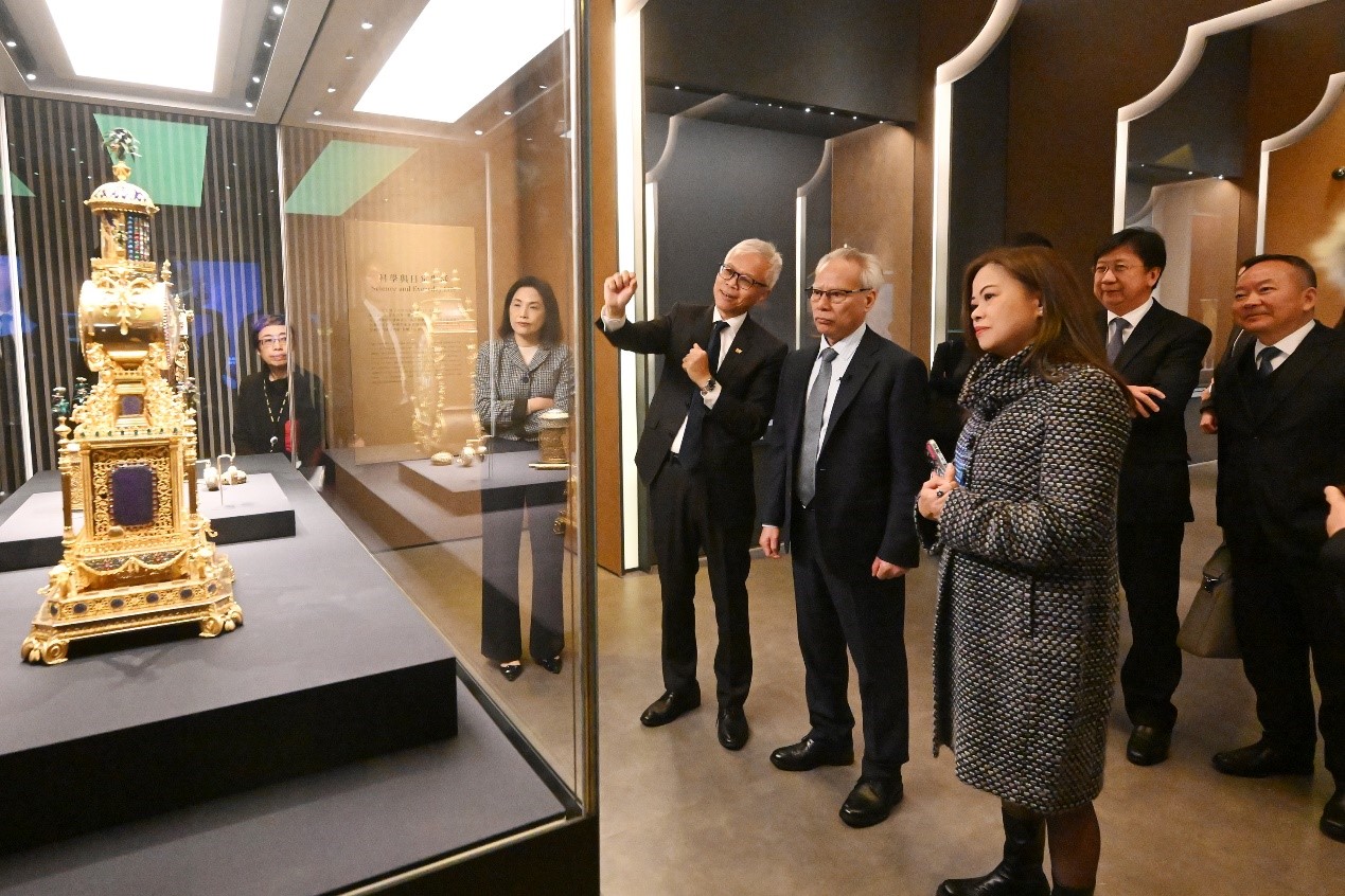 圖為岑浩輝考察香港故宮文化博物館，并參觀專題展覽。 澳門特區(qū)新聞局供圖