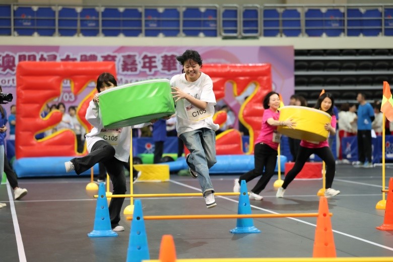 圖為參與活動的女士們展現(xiàn)健康與團結(jié)的良好精神風貌。主辦方供圖