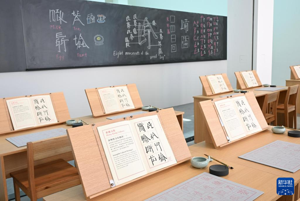 3月25日，“想東想西——英文方塊字書(shū)法教室”展覽在香港藝術(shù)館舉辦傳媒預(yù)展。新華社發(fā)