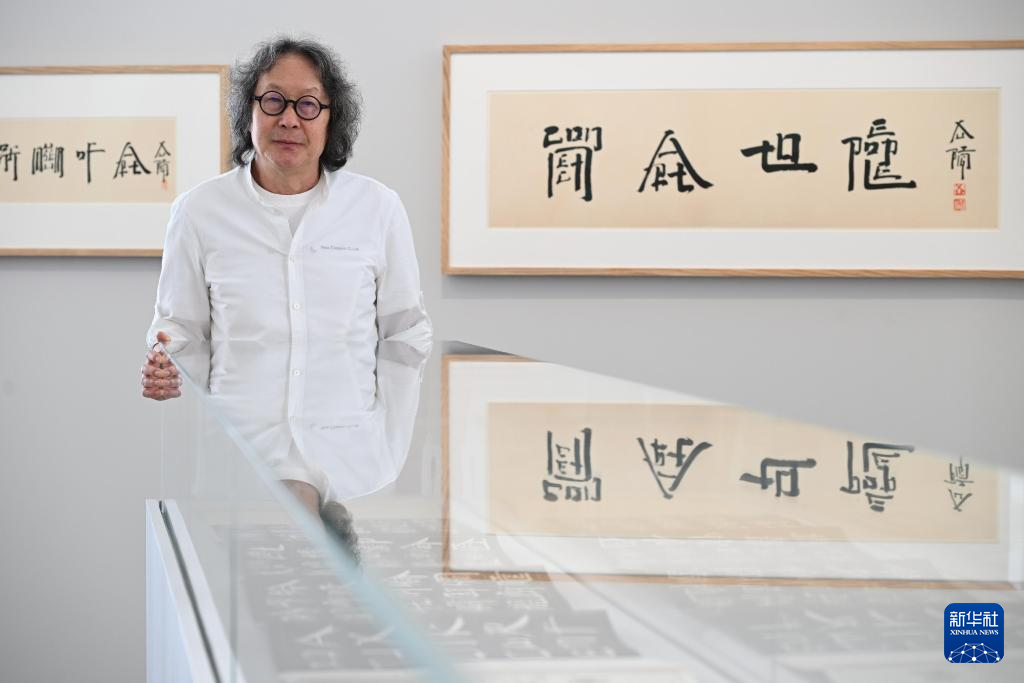 3月25日，“想東想西——英文方塊字書(shū)法教室”展覽在香港藝術(shù)館舉辦傳媒預(yù)展。新華社發(fā)