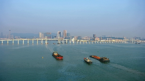 圖為澳門半島沿岸風(fēng)光及熙來攘往的澳門水道。澳門特區(qū)海事及水務(wù)局供圖