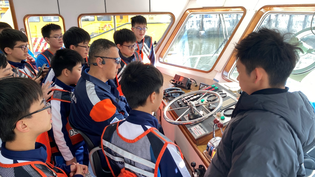圖為同學(xué)們走進(jìn)駕駛艙近距離認(rèn)識航海設(shè)備。澳門特區(qū)海事及水務(wù)局供圖