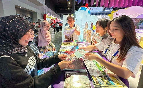 圖為“感受澳門(mén)”主題展位及宣傳品。澳門(mén)特區(qū)政府旅游局供圖