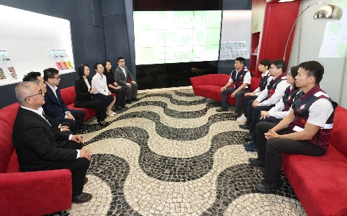 圖為社會文化司司長柯嵐等致敬并勉勵醫(yī)療隊員。（澳門特區(qū)政府新聞局供圖）