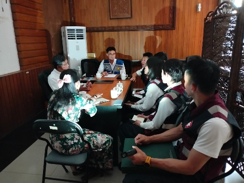 圖為醫(yī)療隊在緬工作期間電力中斷無礙雙方深入交流。（澳門特區(qū)衛(wèi)生局供圖）