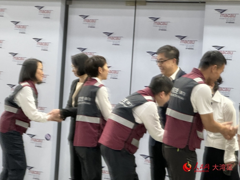 圖為柯嵐、萬速成、馬乃芳等在機場迎接醫(yī)療隊員歸來。（本報記者富子梅攝）