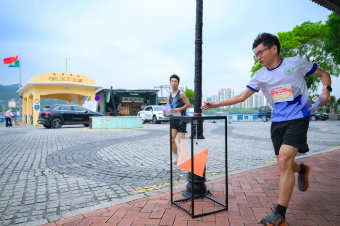 圖為選手們在獨具特色的路環(huán)賽道上。主辦方供圖