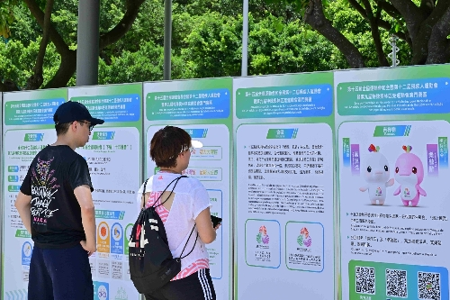 市民了解澳門賽區(qū)比賽項目資訊。澳門賽區(qū)籌備辦公室供圖