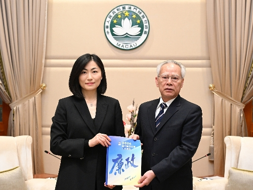 圖為廉政專員歐陽(yáng)湘向行政長(zhǎng)官岑浩輝提交《2024澳門廉政公署工作報(bào)告》。（澳門特區(qū)廉政專員辦公室供圖）