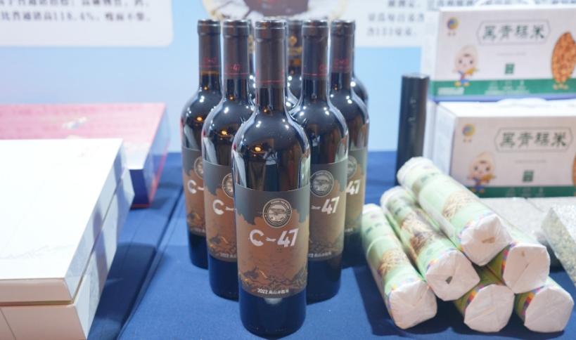 圖2.甘孜州有機(jī)特色產(chǎn)品現(xiàn)場展示。實習(xí)生 楊潔蕾 攝