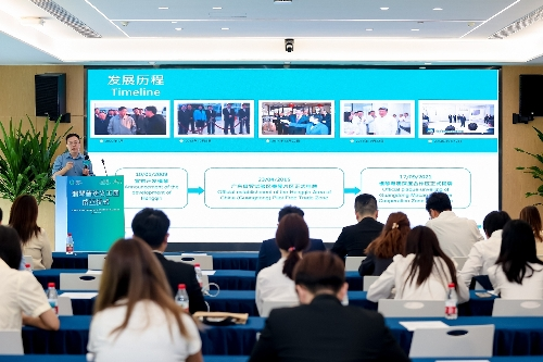 圖為成立儀式后，橫琴粵澳深度合作區(qū)創(chuàng)新發(fā)展研究院黨支部書記張旭為義工團(tuán)作專題講座。（主辦方供圖）