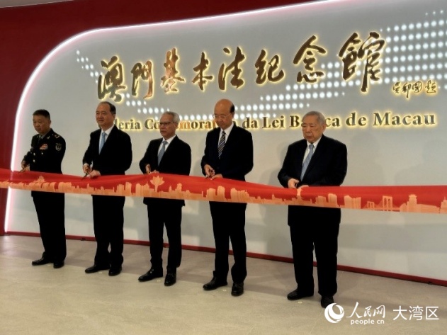 岑浩輝（中）等為紀念館重整新開剪彩。人民網(wǎng)記者 富子梅攝