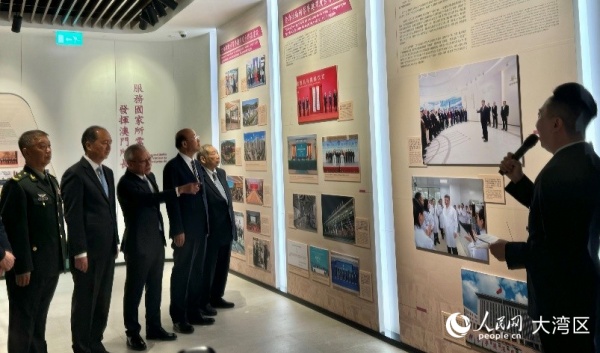 岑浩輝等參觀展覽。人民網(wǎng)記者 富子梅攝