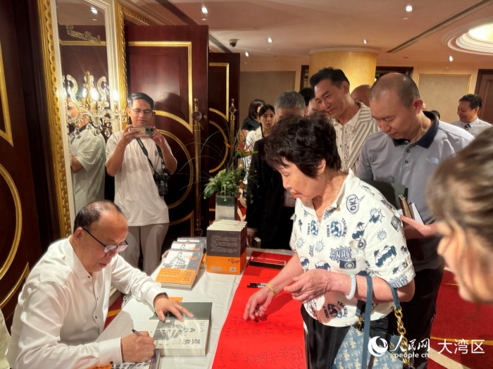 根據(jù)長(zhǎng)篇小說(shuō)《孤島》改編的抗戰(zhàn)題材電視劇投拍，激發(fā)了讀者對(duì)原著的閱讀興趣。圖為原著作者胡根為讀者簽名。人民網(wǎng)記者 富子梅攝