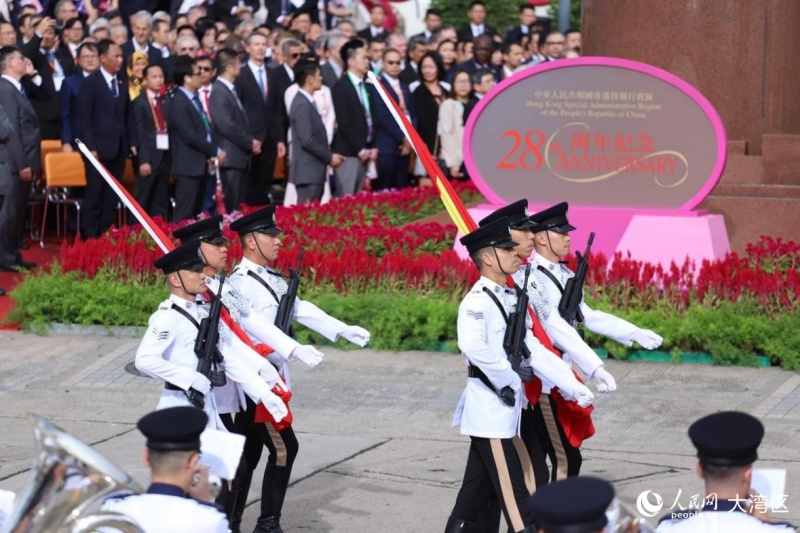 護(hù)旗方隊(duì)踏著中式步操，進(jìn)入金紫荊廣場。人民網(wǎng) 吳宇揚(yáng)揚(yáng)攝