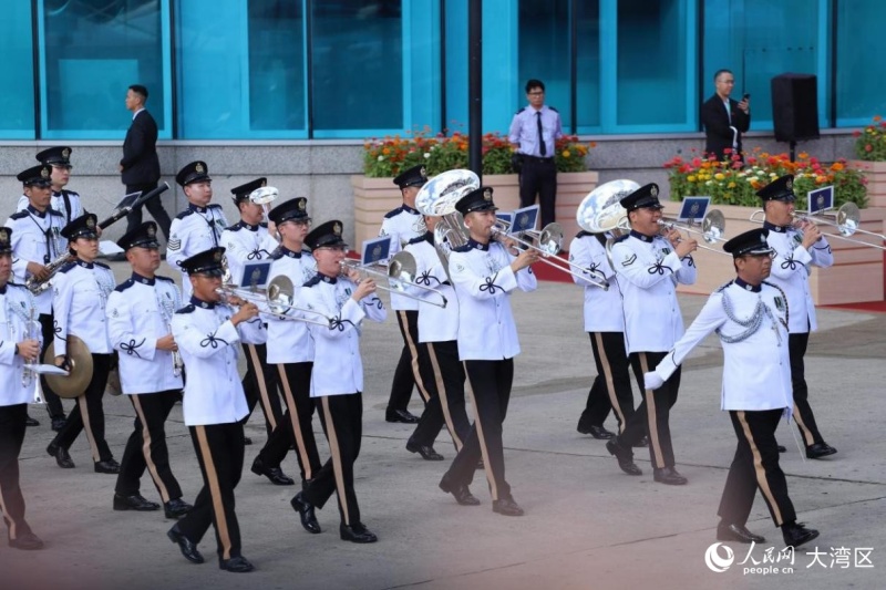 香港警察銀樂隊(duì)進(jìn)入會(huì)場。人民網(wǎng) 吳宇揚(yáng)揚(yáng)攝