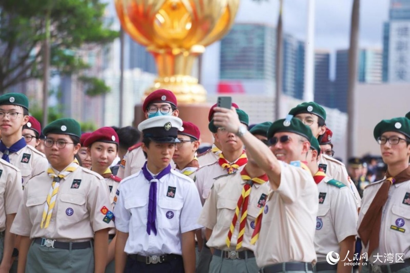 升旗儀式結束后，香港童軍總會在金紫荊廣場合影留念。人民網(wǎng) 吳宇揚揚攝