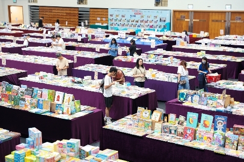 圖為第28屆澳門書市嘉年華展銷萬(wàn)種出版物。澳門理工大學(xué)供圖