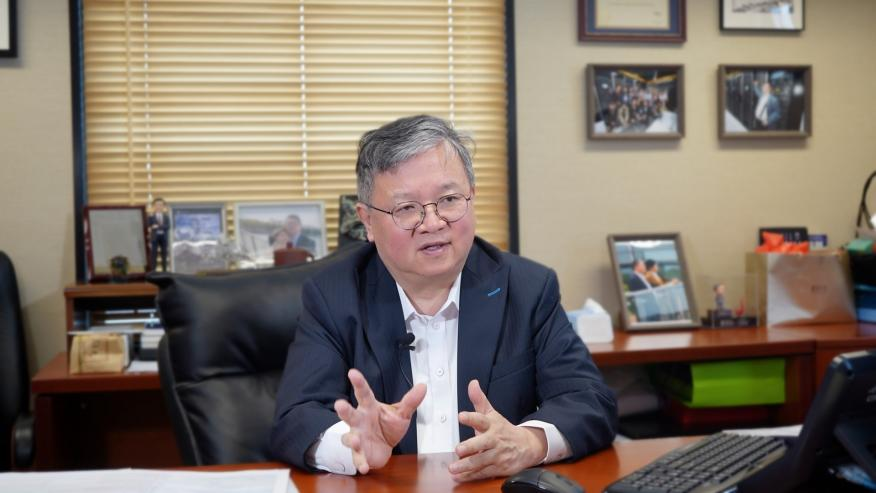 圖.港科大首席副校長郭毅可教授日前接受人民網(wǎng)專訪。（視頻截圖）