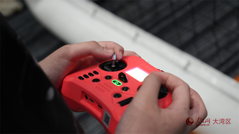 圖2.選手正在操作遙控器。人民網(wǎng) 吳宇揚(yáng)揚(yáng) 攝