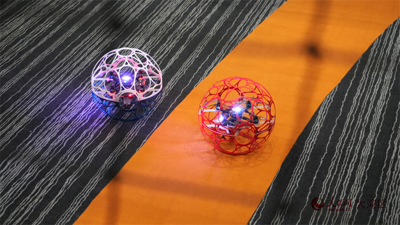 圖3.無人機(jī)足球準(zhǔn)備起飛。人民網(wǎng) 吳宇揚(yáng)揚(yáng) 攝